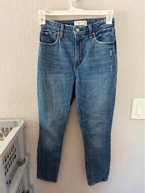 Abercrombie & Fitch Curve Love The Skinny High Rise size 26/2R. Inseam is 27in